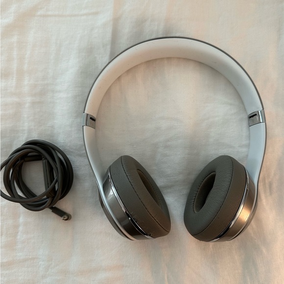 Beats by Dre Studio Headphones - Picture 2 of 6